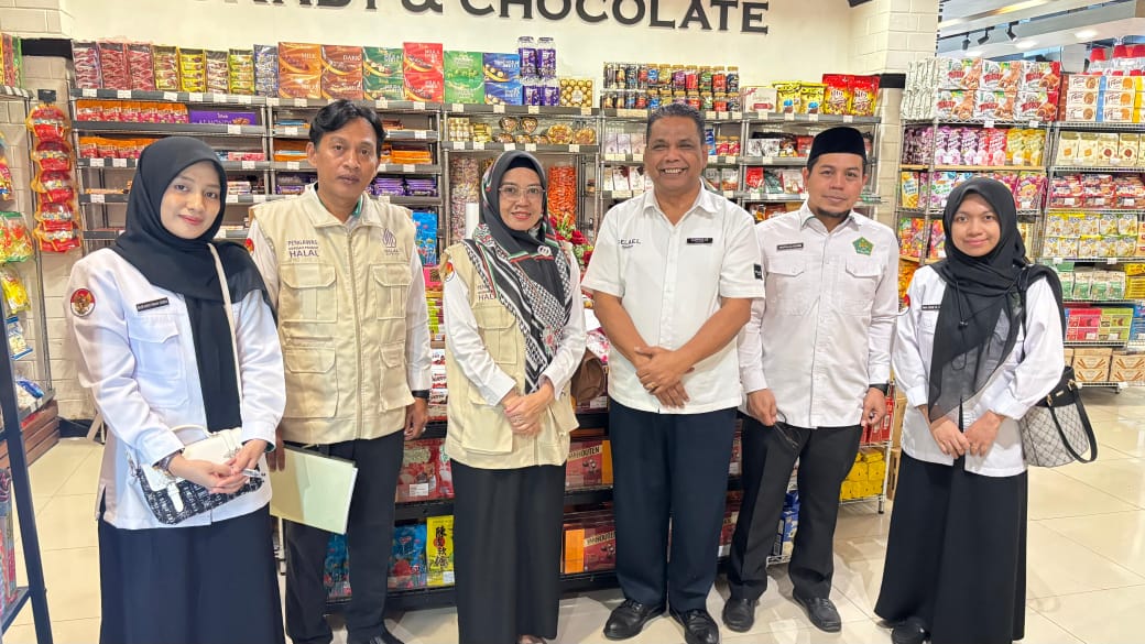 Plh. Kepala Seksi Bimas Islam Kementerian Agama Kota Makassar bersama Tim Pengawasan Produk Halal melakukan inspeksi ke 5 swalayan di Kota Makassar,