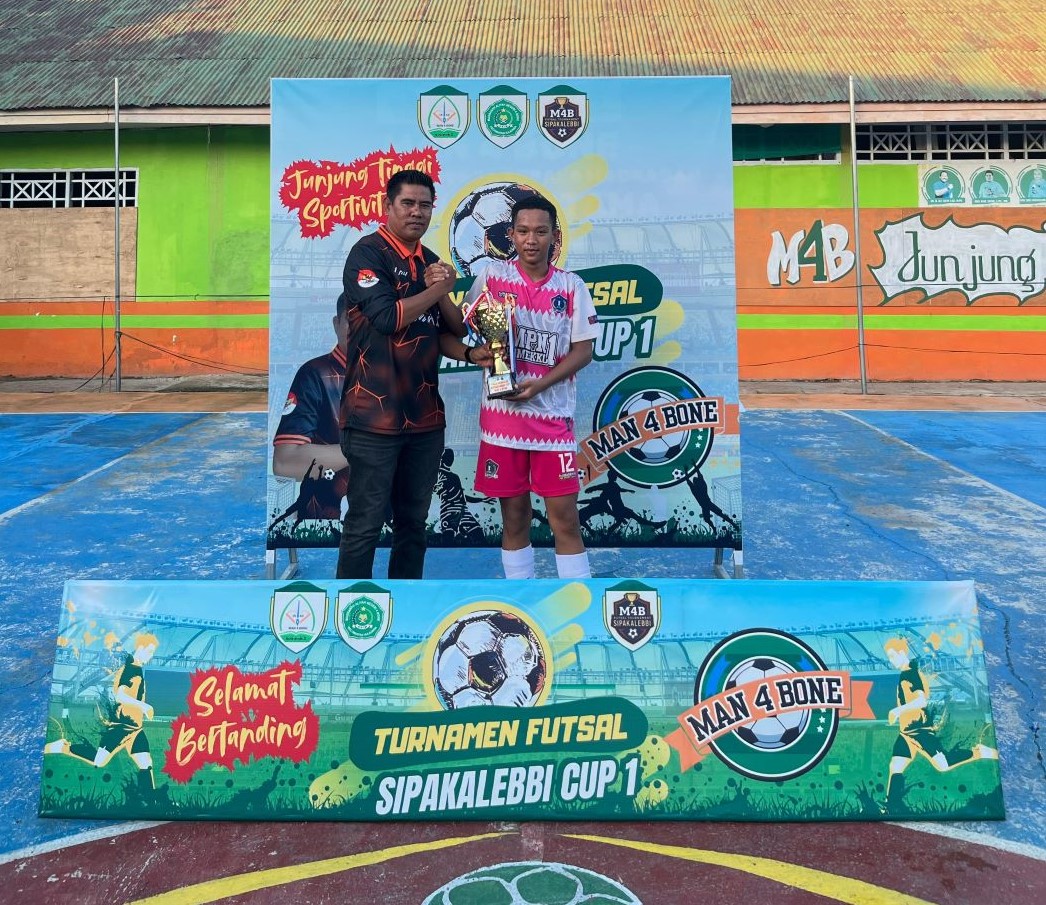 Kepala MAN 4 Bone Andi Muhammad Irfan menyerahkan Piala Bergilir Kepada Juara Futsal Sipakalebbi Cup I SMPN 1 Salomekko