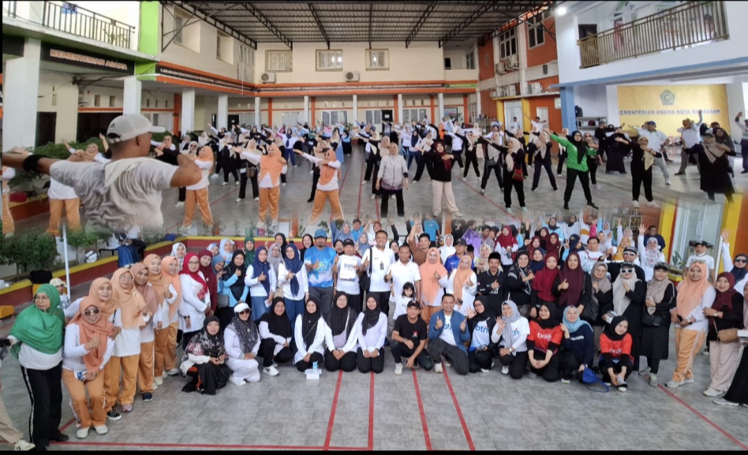 Foto bersama pada kegiatan senam sehat bersama dalam rangka menyambut Muharram 1447H
