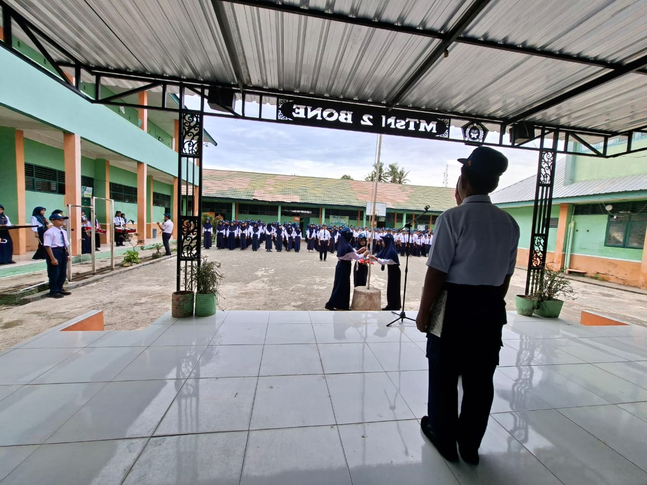 Momen perdana Kepala MTsN 2 Bone Muh Arkam menjadi pembina upacara di semester genap, Senin (12/1/2026)