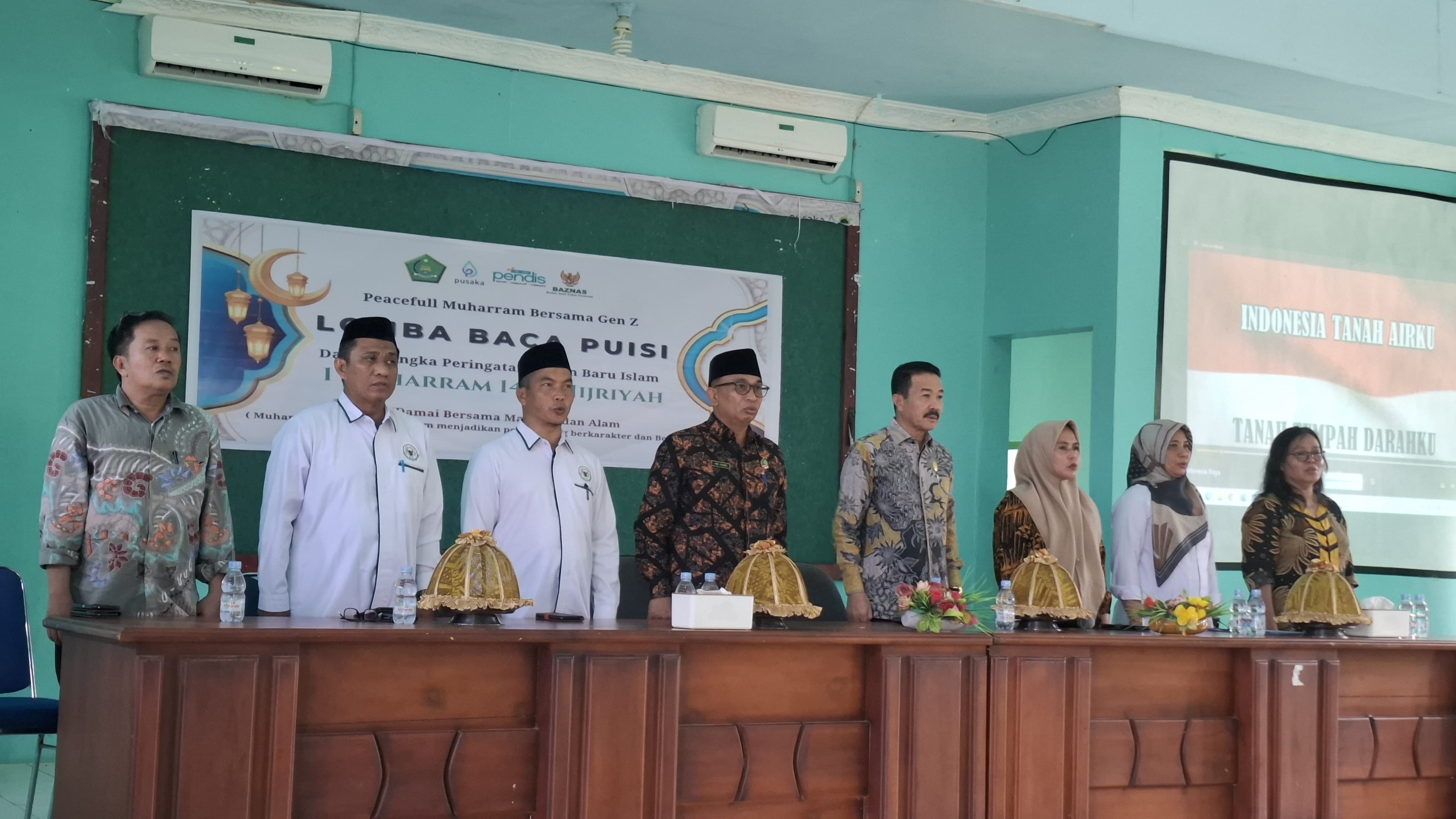 Kasi Penyelenggara Haji dan Umroh (ujung sebelah kanan), Kasi Bimas Islam, Ketua BWI Lutim, Kasubbag TU Kemenag Lutim, Kakan Kemenag Lutim, Kasi Pendis, Penyelenggara Zawa, Penyelenggara Pendidikan Kristen (ujung sebelah kiri)