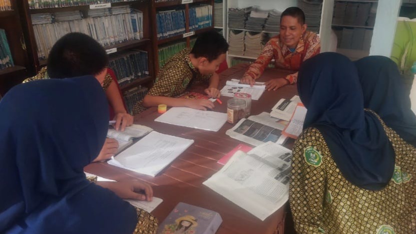 Guru MTsN 1 Bone Bimbing Siswa Menuju OSN Tingkat Kabupaten
