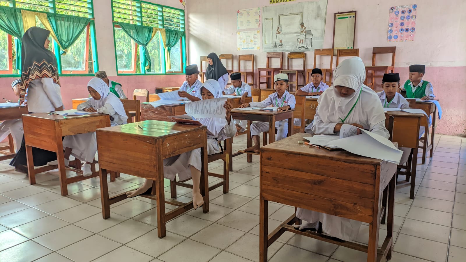 Para siswa peserta ujian saat fokus menjawab