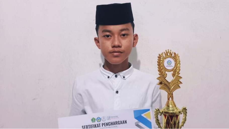 MTsN 1 Bone Raih Juara 1 Lomba Lagu Solo pada Milad ke-59 Ponpes Al Junaidiyah Biru