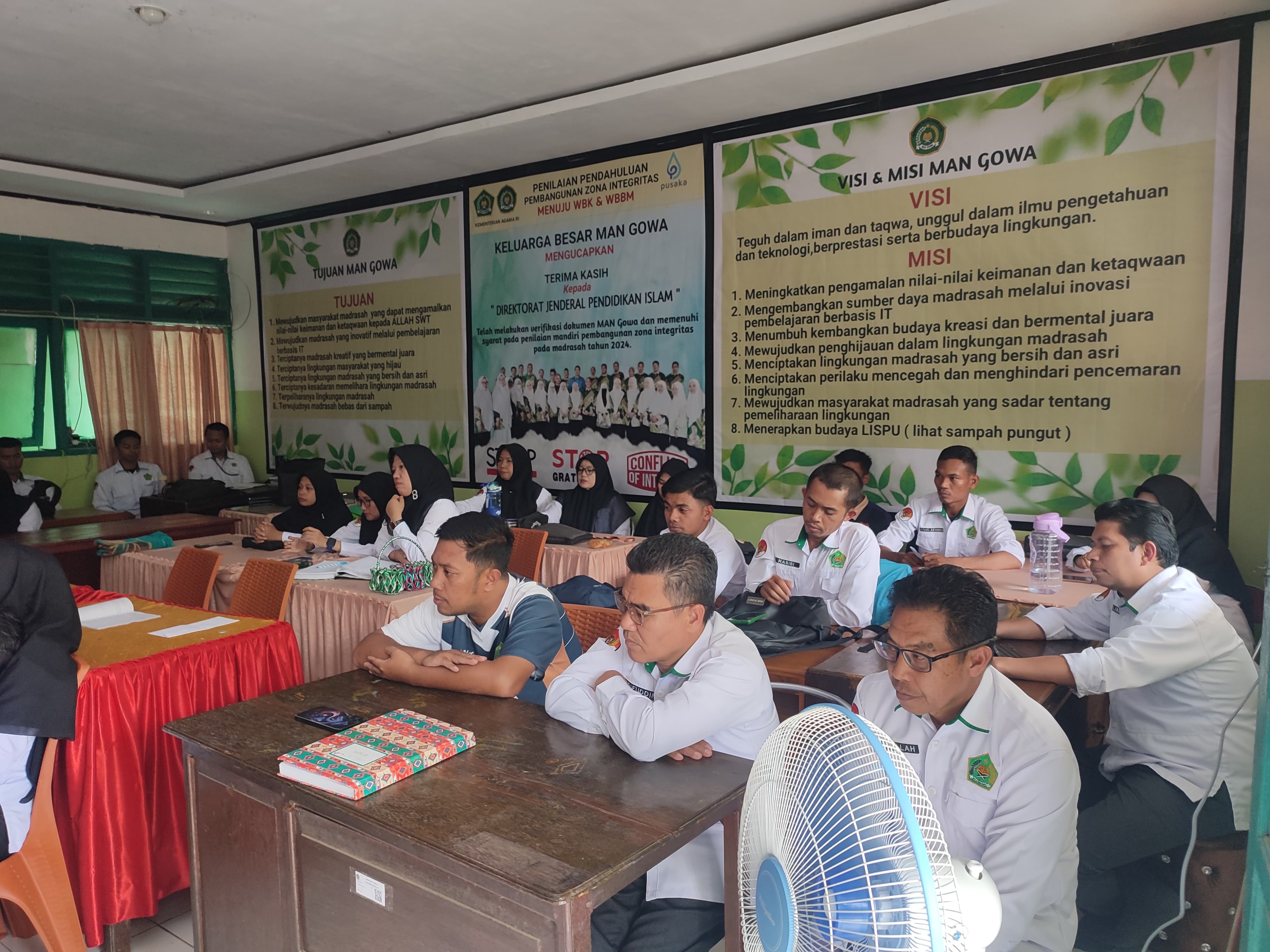 Pertemuan di ruang guru