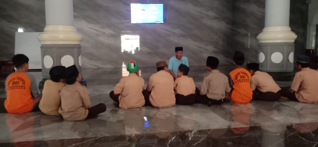 Kepala MTs DDI Labukkang Menyampaikan Kisah Inspiratif para Nabi