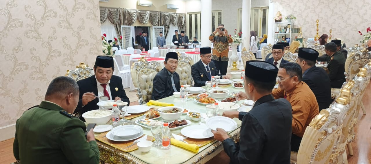 Suasana kebersamaan Kakan Kemenag Soppeng bersama jajaran Forkopimda pada santap malam setelah pelaksanaan Taptu dan pelepasan obor di depan Lapangan Imangkawani.