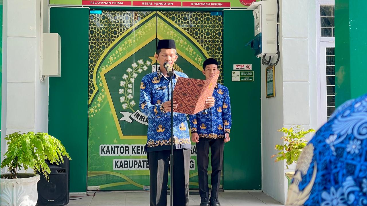 Kasubbag TU Kemenag Bantaeng jadi Pembina Upacara HGN di Kemenag Bantaeng pada Selasa, 25 November 2025 (Foto: Humas Kemenag Bantaeng)