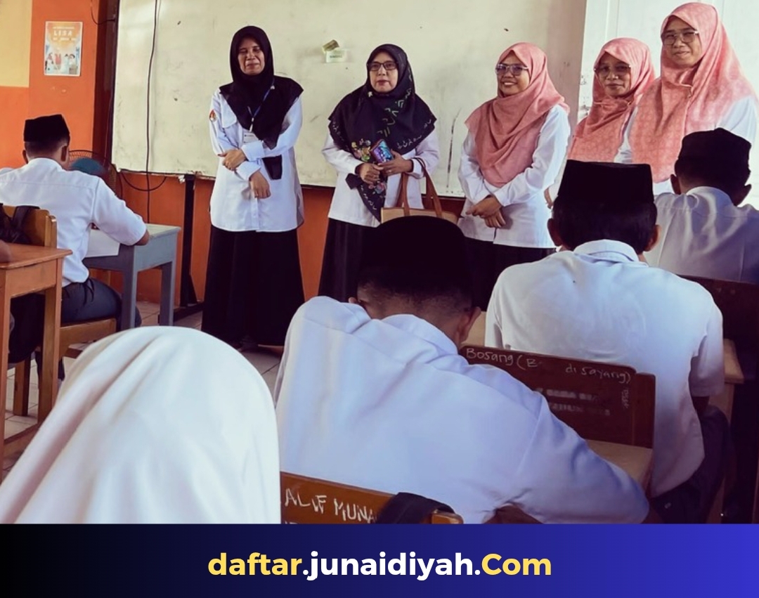 Pengawas Madrasah Kemenag Bone, Murniati, M.Pd, tampak hadir memantau jalannya UAM hari pertama