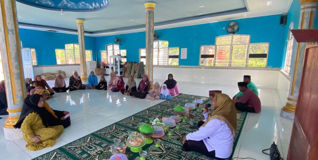 Penyuluh Agama Islam ASN KUA Cenrana: Wafir (pemateri), Sajrah (pemandu), dan Hamdy (doa penutup) saat menyelenggarakan kegiatan Deteksi Dini Konflik di Majelis Taklim Permata Nurul Huda, Desa Awang Cenrana, Selasa (22/7/2025)