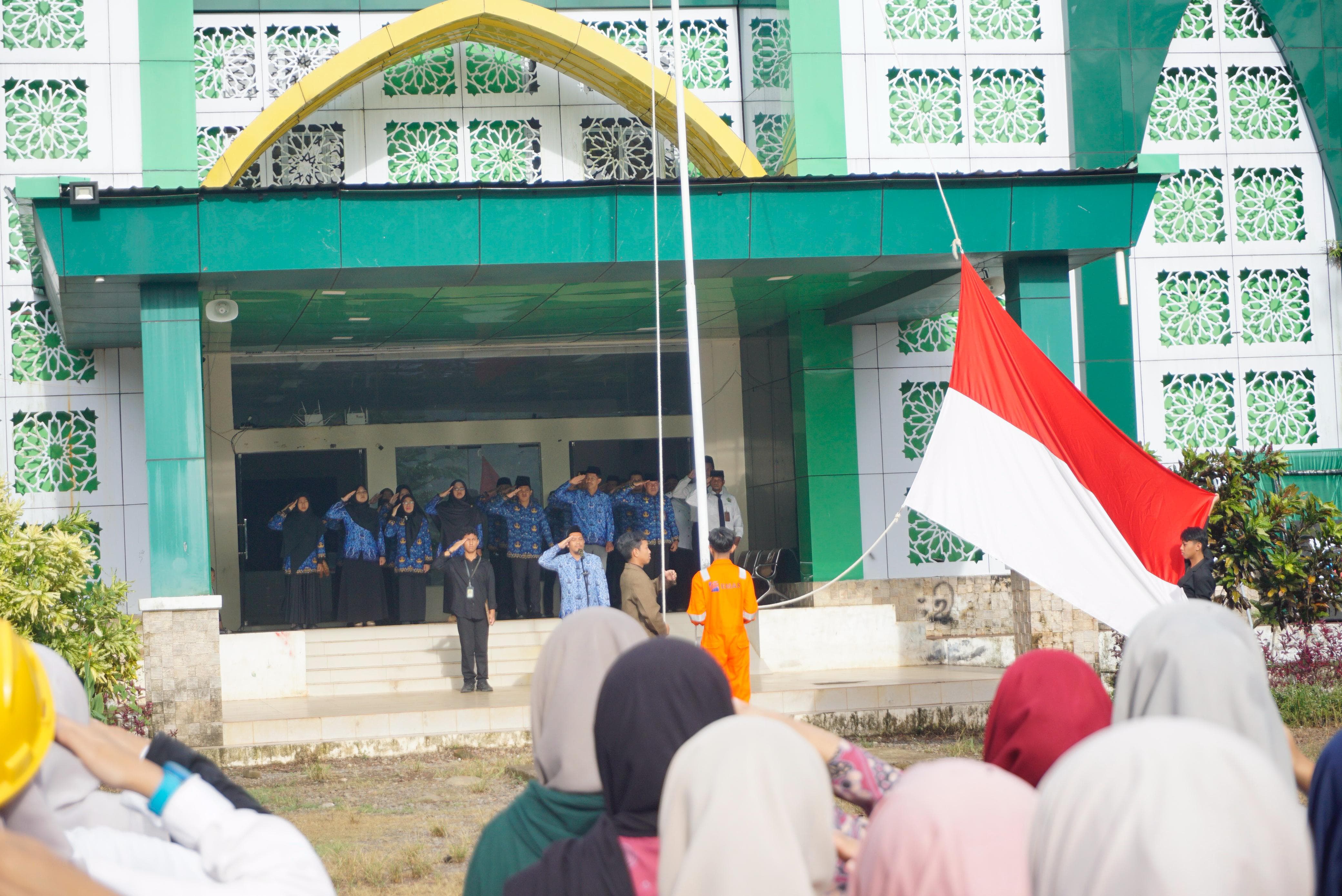 Upacara di halaman madrasah
