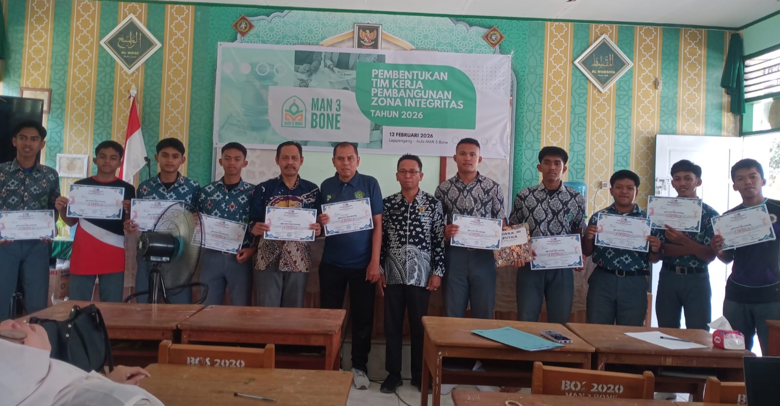 Penyerahan piagam dan uang pembinaan kepada atlet voli MAN 3 Bone