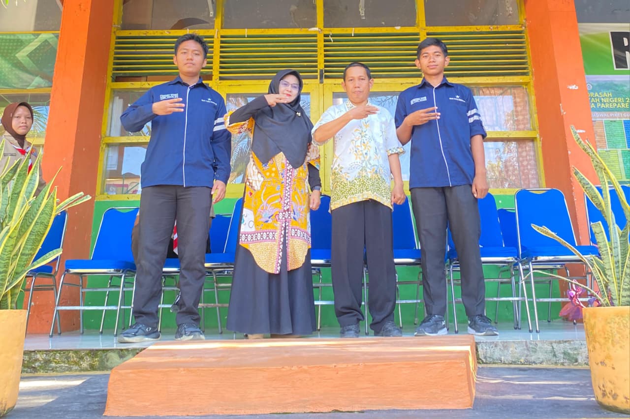 Kandidat Ketua 'EMC' MAN 2 Kota Parepare Berbahasa Inggris dalam Pemaparan Visi-Misi