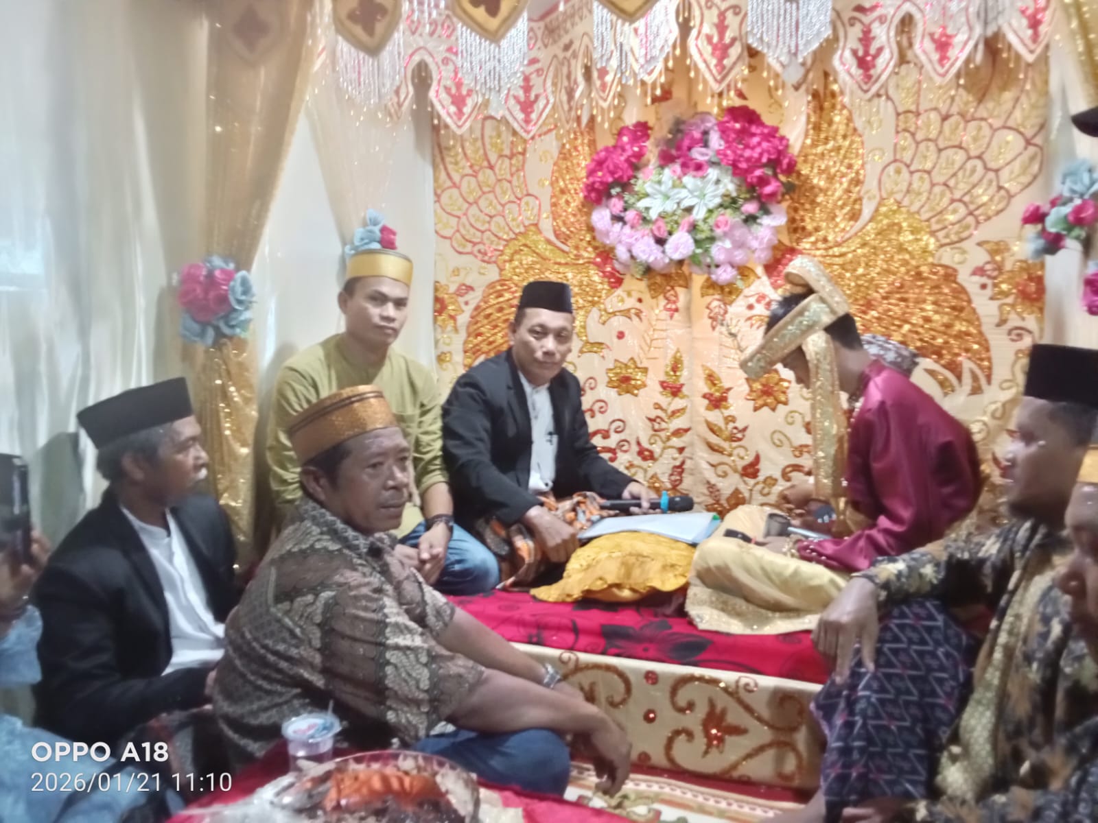 Penghulu KUA Lau saat sampaikan edukasi ke warga Maccini Baji. (Foto: ist)