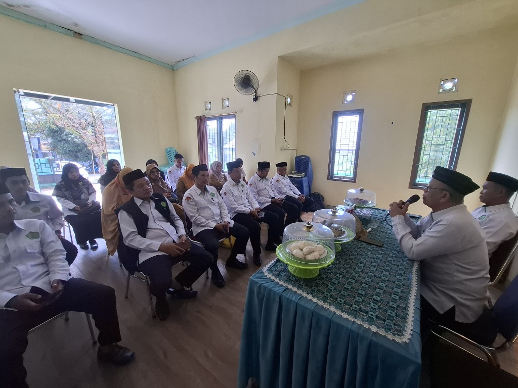 Kepala Seksi Bimas H. Ramli saat memimpin rapat evaluasi Bimwin Kemenag Maros di aula KUA Mandai.
