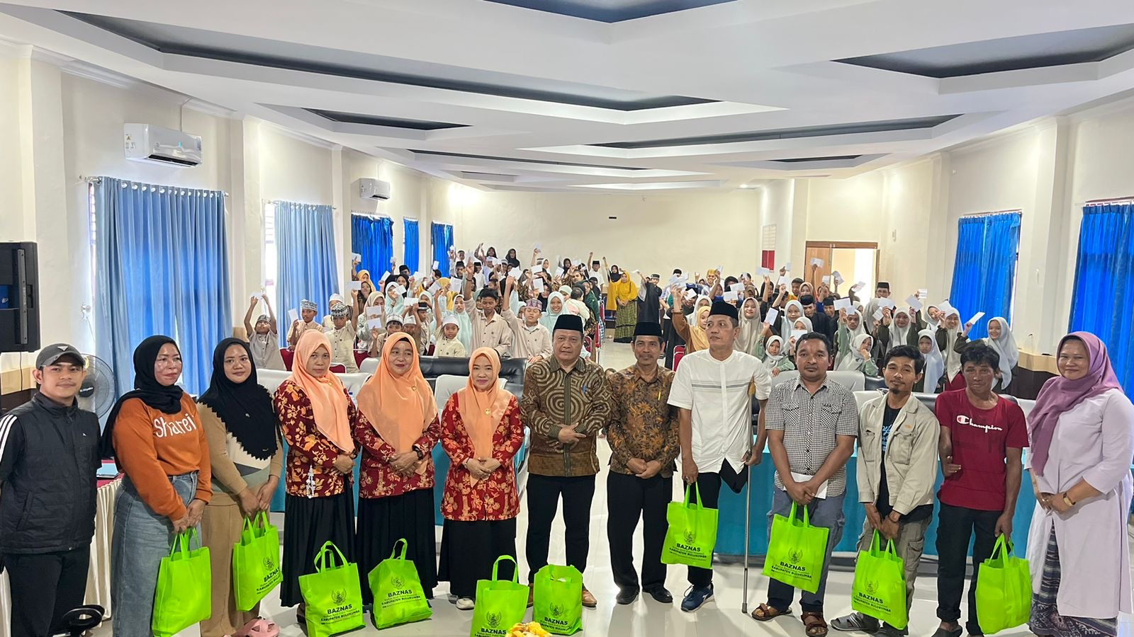 Kepala Kantor Kemenag Bulukumba di damping Ketua DWP Kemenag Bulukumba dan Kasi Penzawa rayakan Lebaran Yatim & Difabel