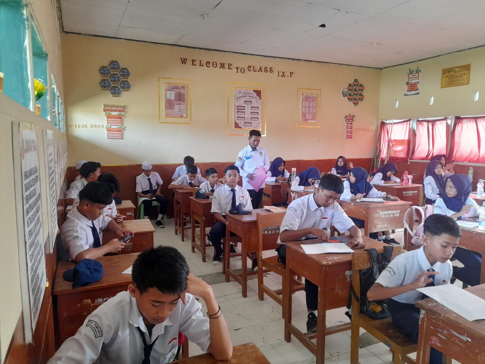 Guru MTsN 2 Bone Fajar Ashar mengembangkan aplikasi Jujur Ujian sebagai pengawasan anti curang bagi siswa