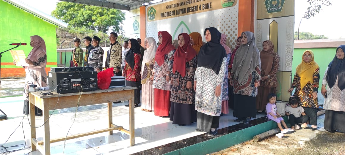 Wakil Kepala Madrasah (WAKAMAD) Kurikulum MAN 4 Bone Ibu Suhaeni sebagai Pembina Upacara