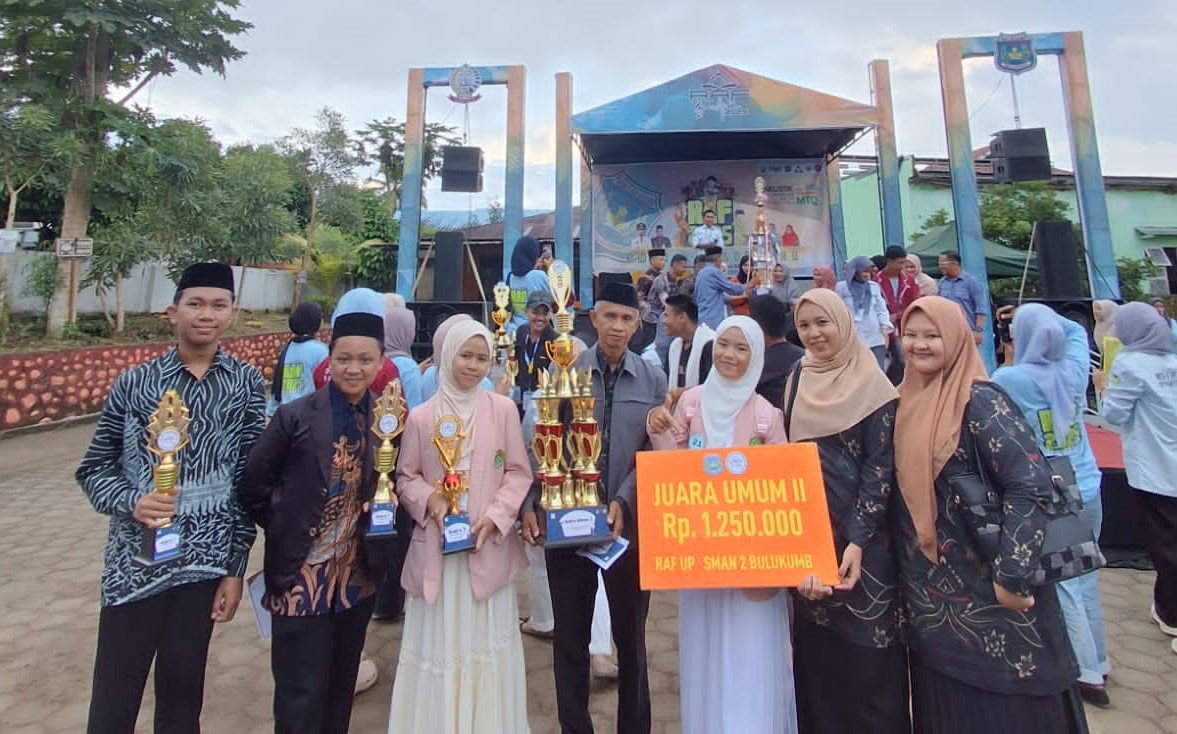 Santri dan santriwati MA DDI Darun Najah mengangkat piala usai menjuarai RAF II