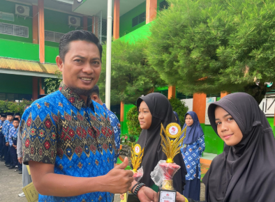 Apel Pagi, MTsN 2 Sidrap Berikan Hadiah Serta Penghargaan Bagi Siswa Berprestasi Ajang Agustusan.