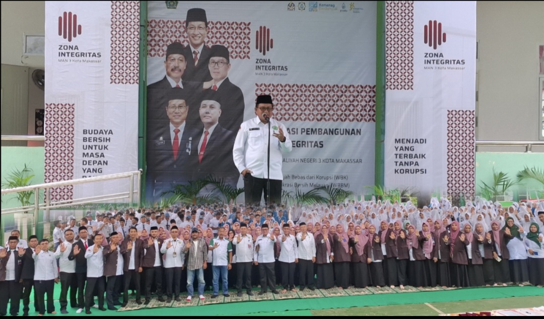 Kakankemenag Kota Makassar saat meberikan sambuyan