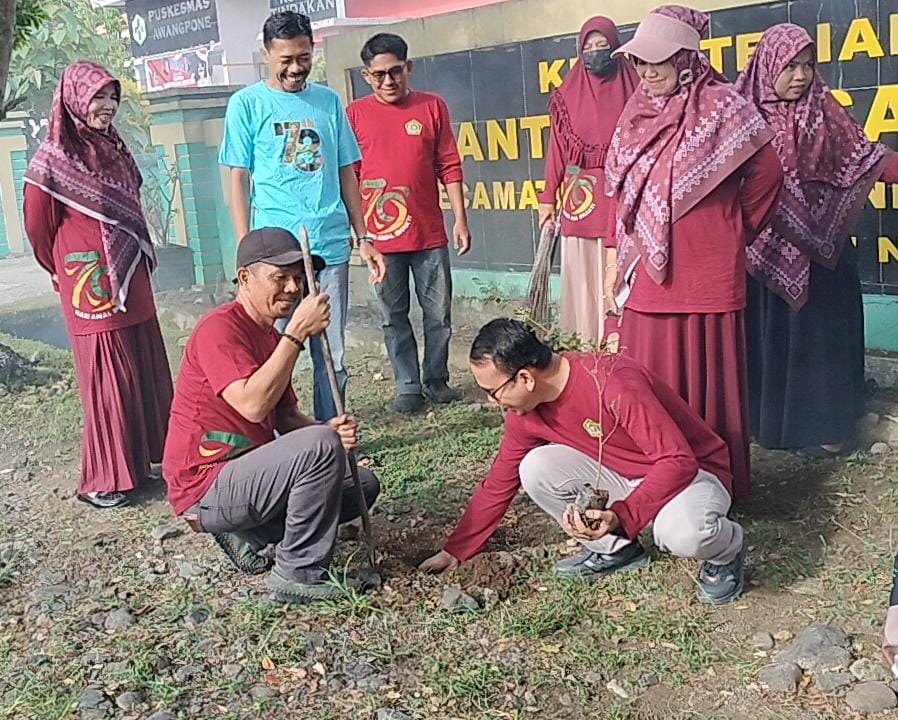 Kepala Menanam Pohon di Halaman Kantor