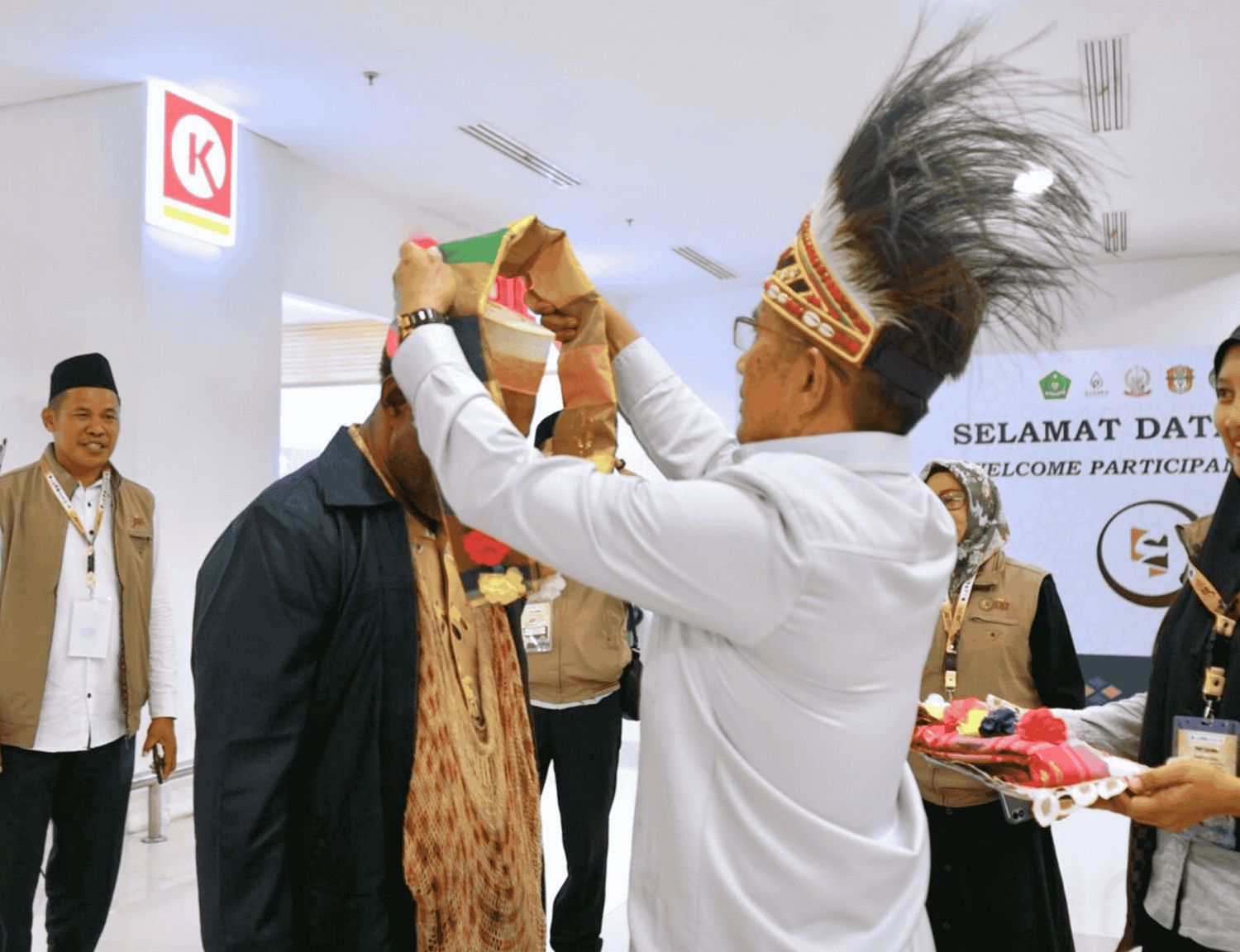 Kehangatan di Gerbang Timur: Kakan Kemenag Pangkep Sambut Haru Kakanwil Kemenag Papua di Makassar Jelang MQKI 2025