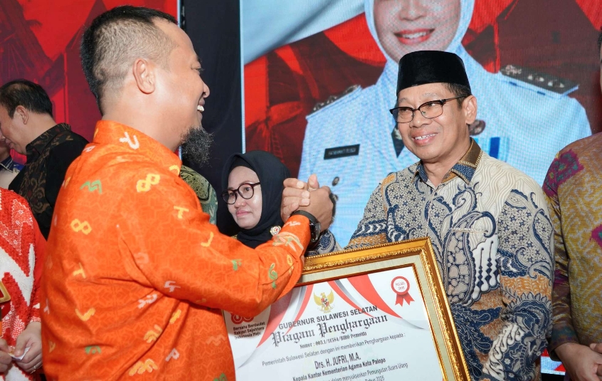 Kakan Kemenag Palopo Terima Penghargaan Dari Gubernur Sul-sel