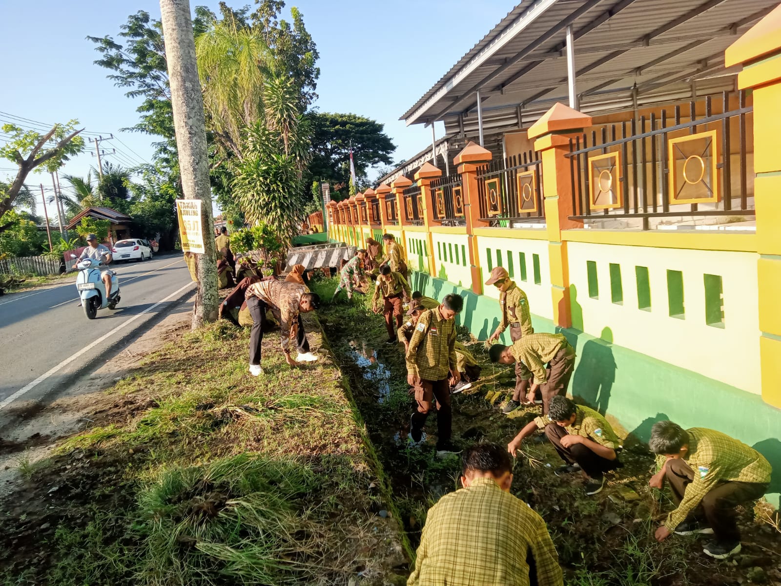 Kepala MAN 4 Bone Andi Muhammad Irfan bersama peserta didik lakukan aksi bersih di lingkungan madrasah