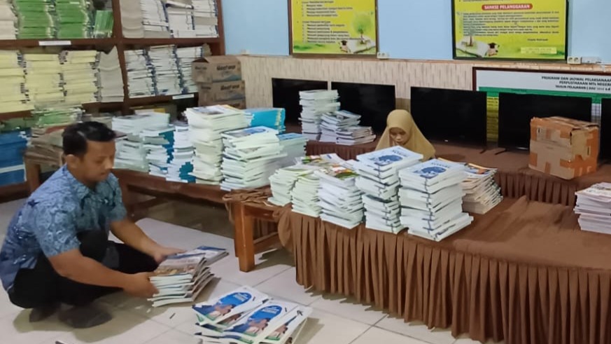 Menjemput Cahaya Literasi: MTsN 1 Bone Terima Droping Buku