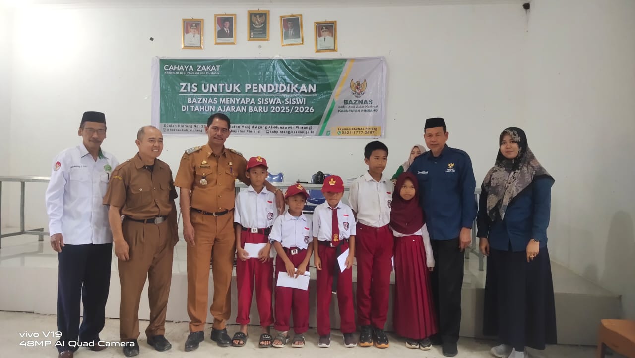 Kepala KUA Batulappa Dampingi BAZNAS Pinrang Salurkan Bantuan Tunai untuk Siswa