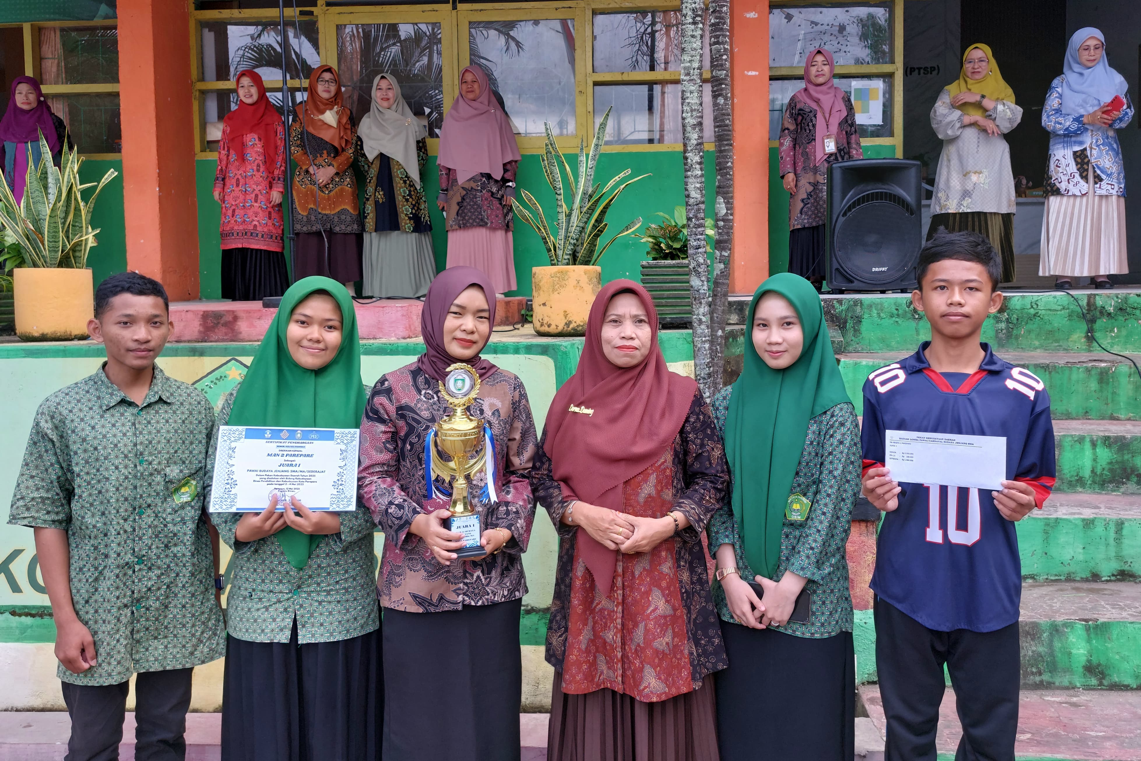 Penyerahan hadiah Lomba Pawai Budaya Daerah Tingkat Kota Parepare