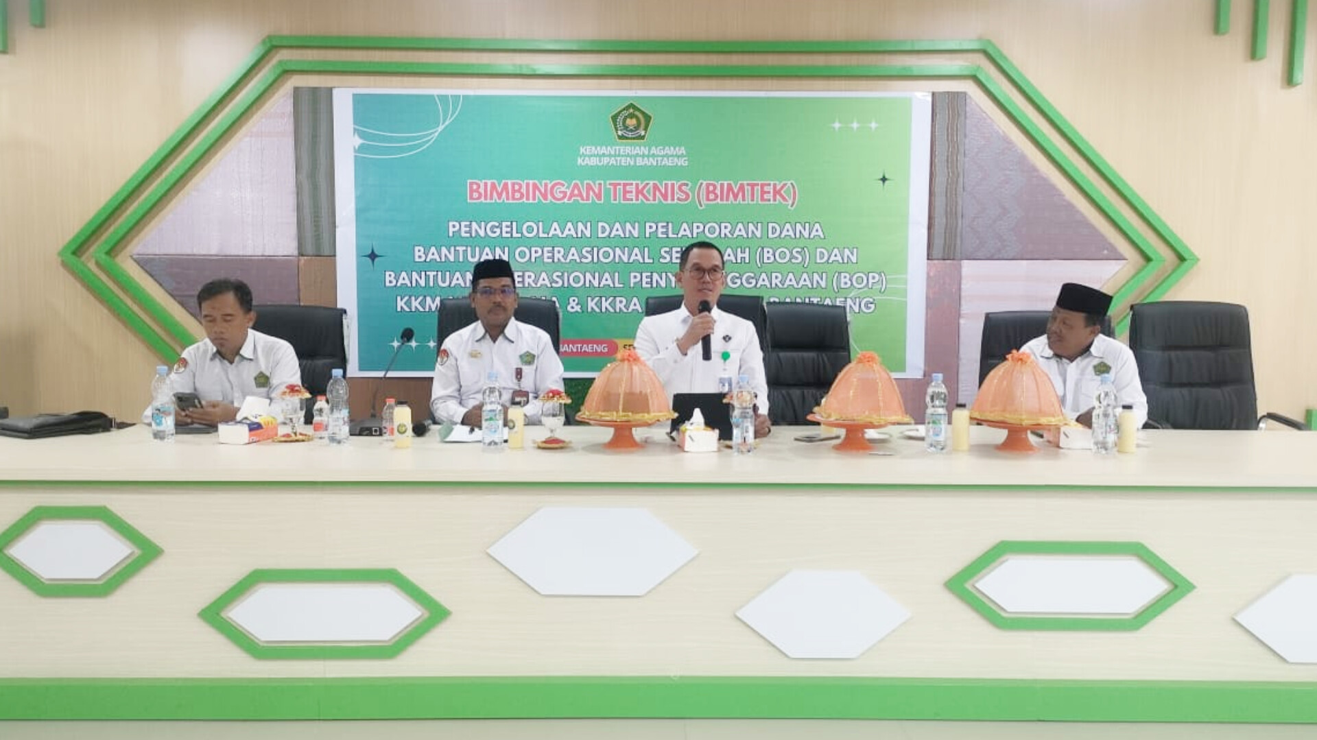 Penguatan Tata Kelola Dana BOS-BOP, Kemenag Bantaeng Hadirkan Narasumber dari Kabid Penmad Kemenag Sulsel, Kejaksaan dan Kepolisian pada Senin, 28 Juli 2025 (Foto: Humas Kemenag Bantaeng)