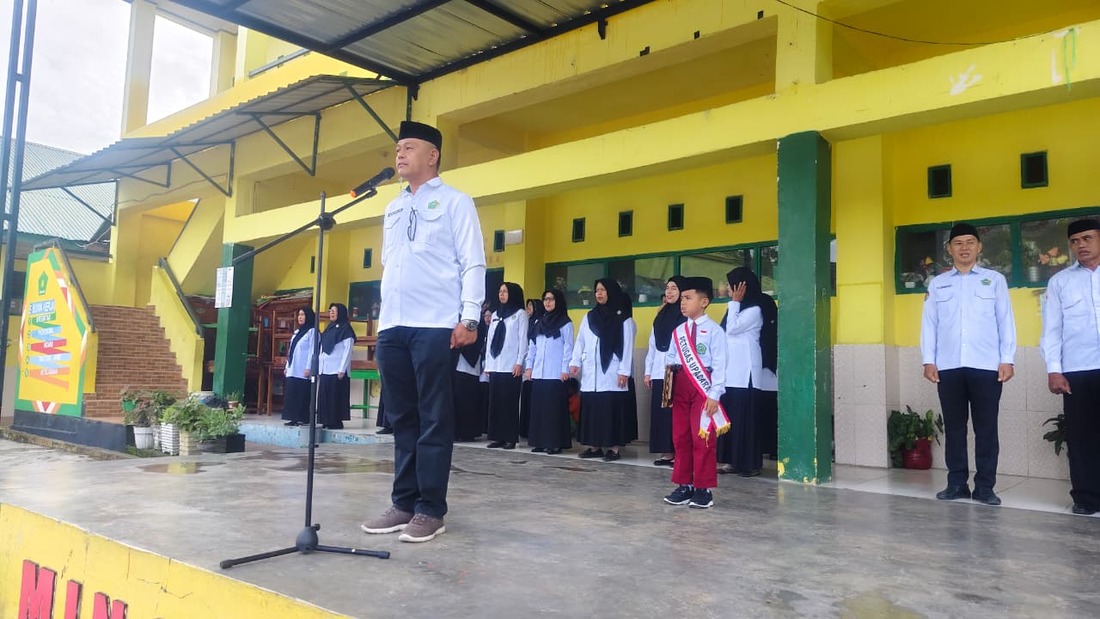 Kepala MIN 7 Bone, H. Husaing selaku pembina upacara