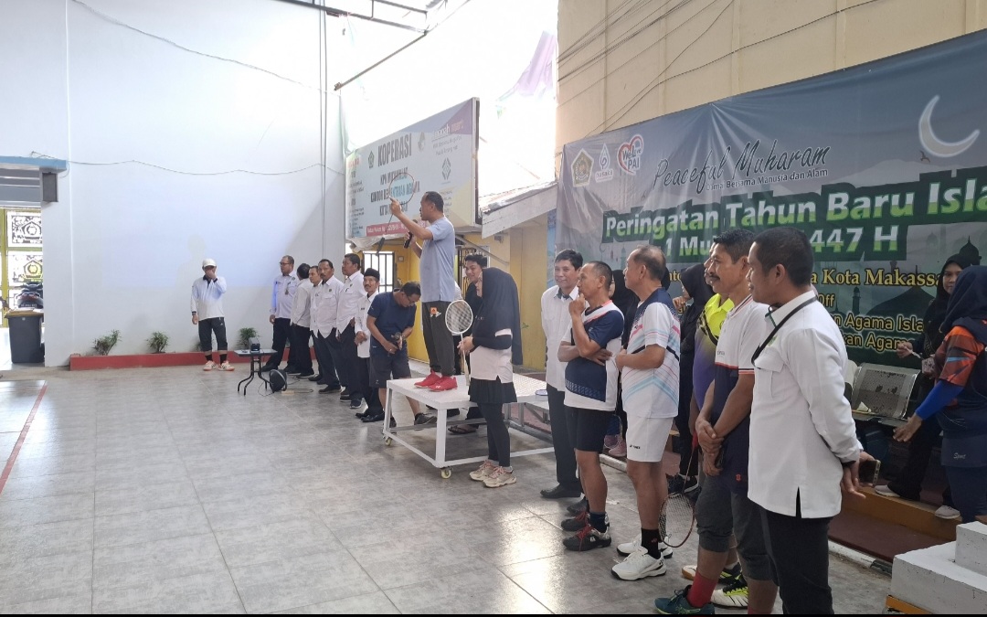 Kakankemenag Kota Makassar H.Irman didampingi Kasi dan Penyelenggara saat meresmikan Lapangan Indoor Kemenag Kota Makassar