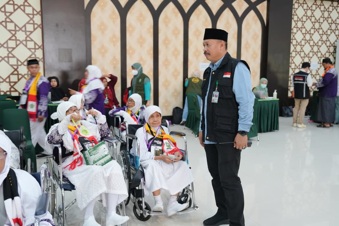 Kakanwil Kemenag Sulsel H. Ali Yafid sambut Kedatangan Jamaah Haji asal Sinjai di Asrama Haji Sudiang Makassar