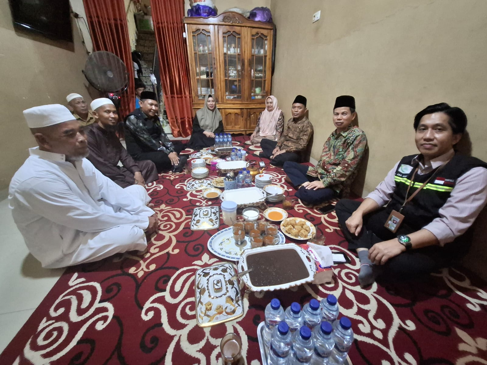 Direktur Pelayanan Haji Dalam Negeri Kemenag RI bersama Kakankemenag Kota Makassar dalam kunjungan nya di kediaman h.Bahar penjual Bassang.
