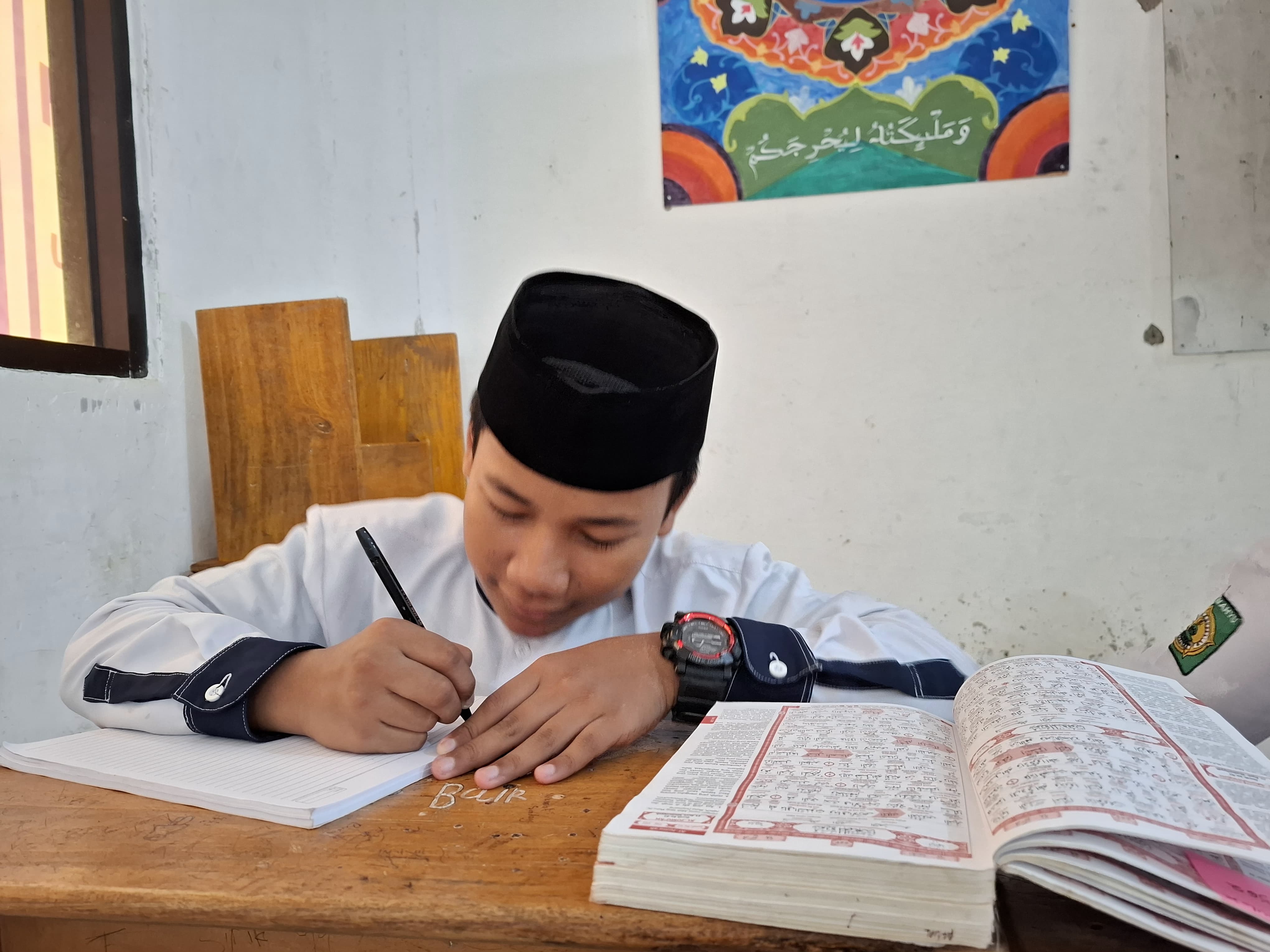 Salah satu santri saat fokus belajar