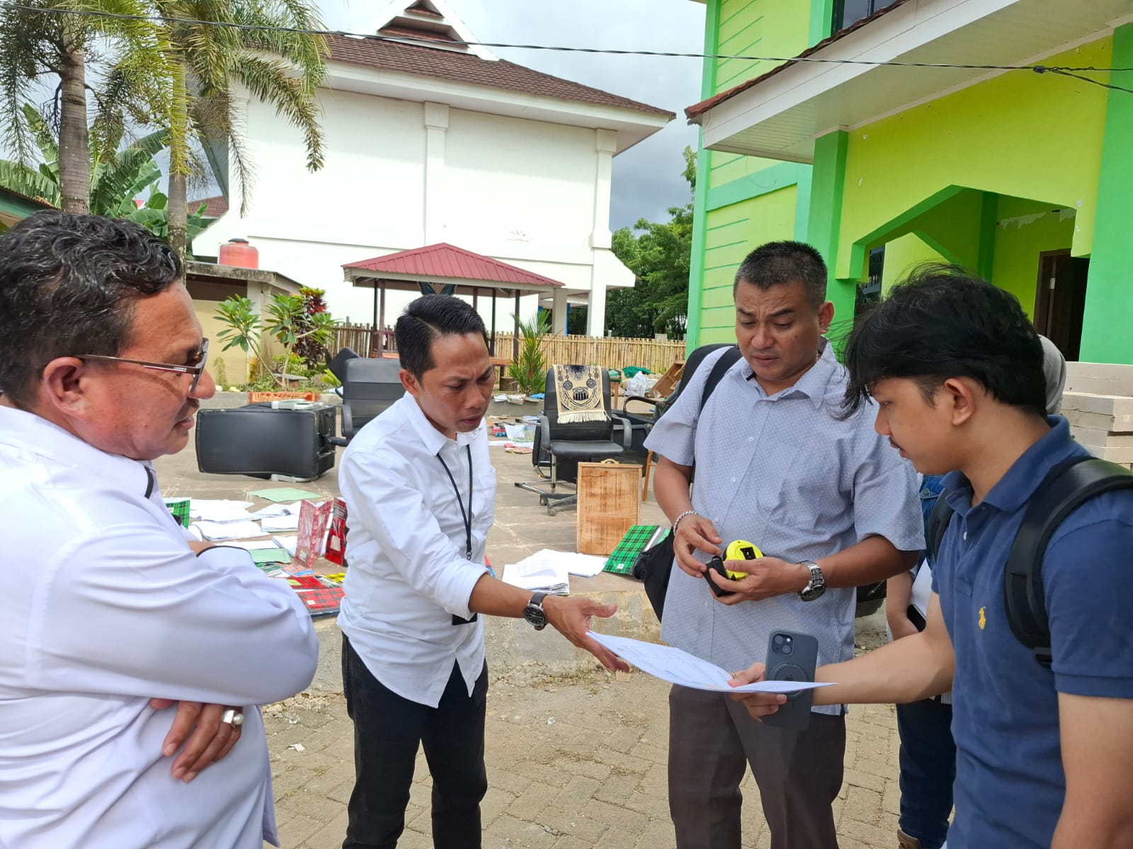 Kepala Kantor Kementerian Agama (Kakankemenag) Kabupaten Maros H. Muhammad, terjun langsung memandu langsung observasi lapangan tim dari Kanwil Kemenag Sulsel