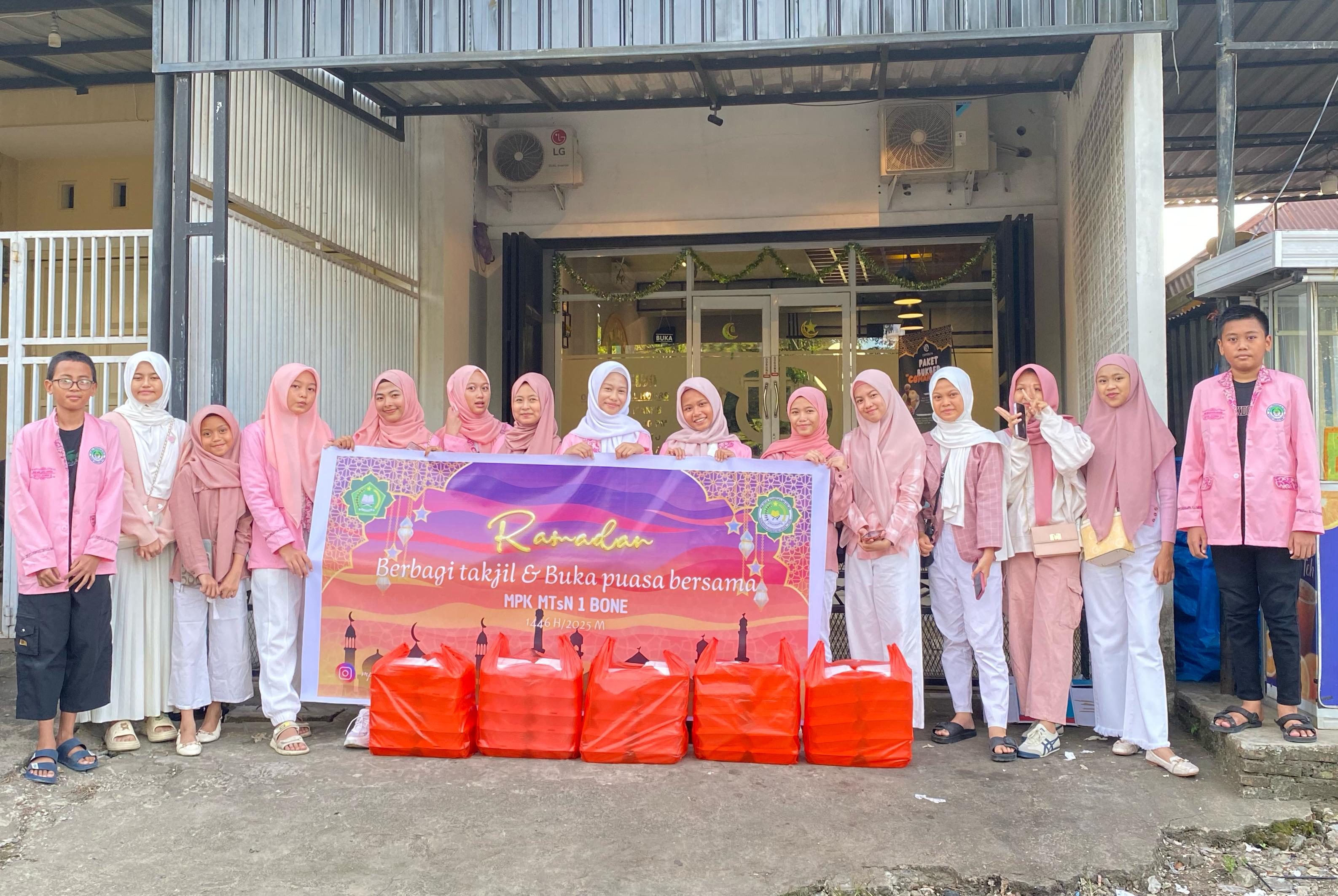 Majelis Perwakilan Kelas (MPK) MTsN 1 Bone Berbagi Takjil dan Buka Puasa Bersama