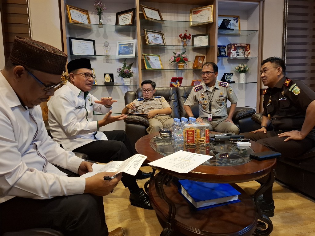 Kakankemenag Maros H. Muhammad, saat rakor percepatan sertifikasi tanah wakaf bersama Kepala Kejari Maros dan Kepala Pertanahan Maros.