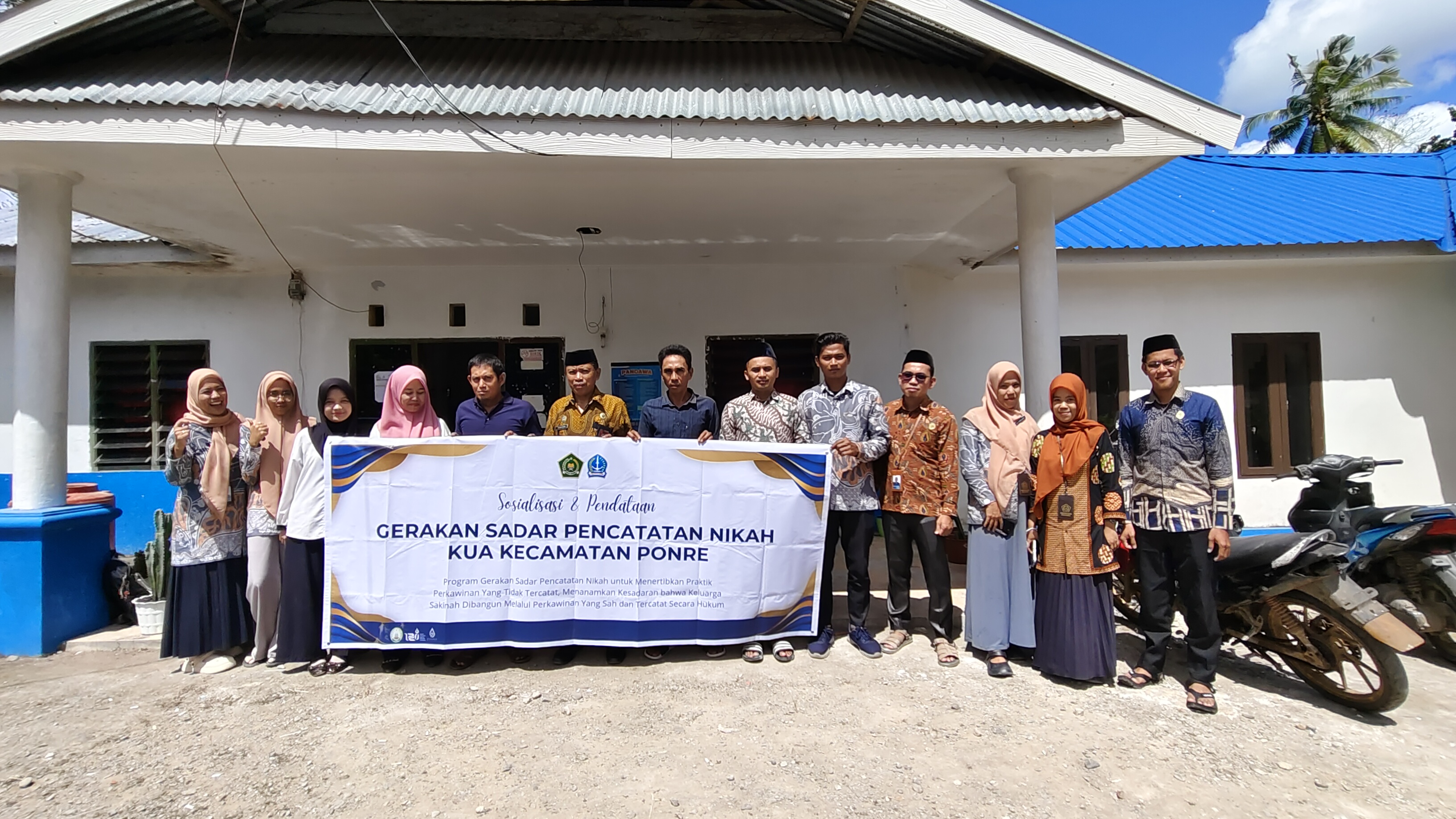 Foto bersama perangkat Desa Bolli
