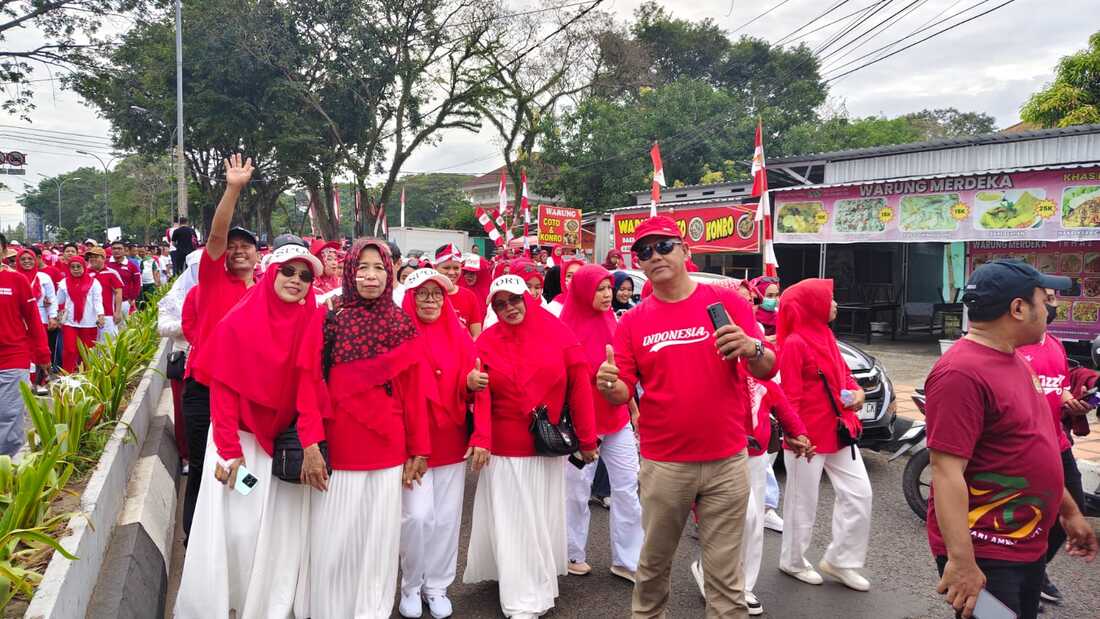 Kepala MIN 7 Bone bersama para guru saat jalan santai kerukunan