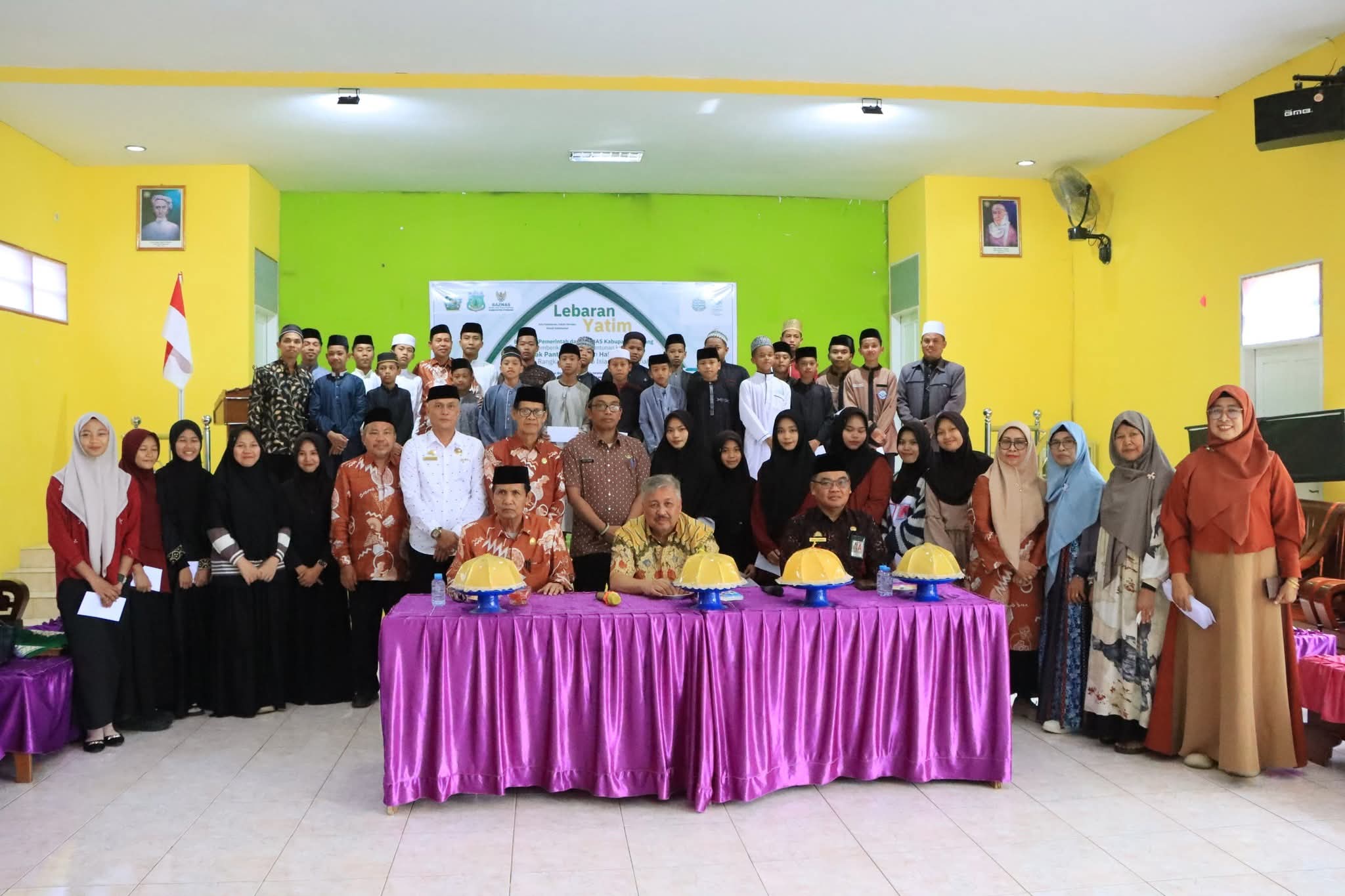 Bupati Pinrang, Irwan Hamid Serahkan Santunan untuk Anak Yatim dan Hafidz Qur'an