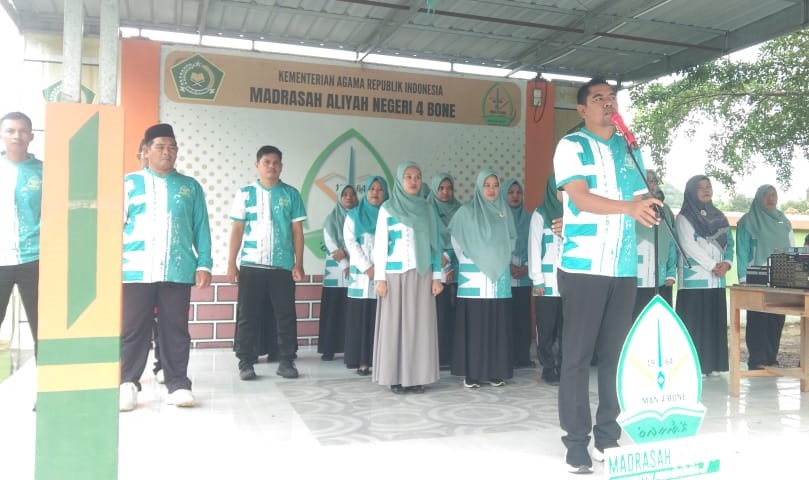 Kepala MAN 4 Bone memberikan arahan sebelum membuka PORSIMA antar kelas
