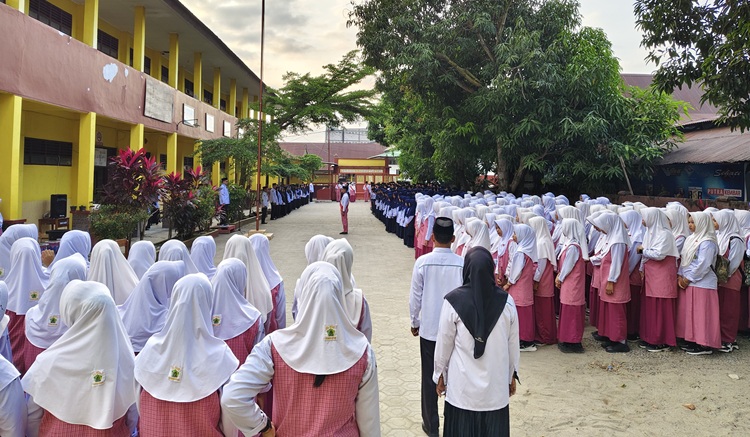 Jadi Pembina Upacara di MTsN 1 Sidrap, Kakan Kemenag Sidrap Tekankan Disiplin dan Semangat Belajar