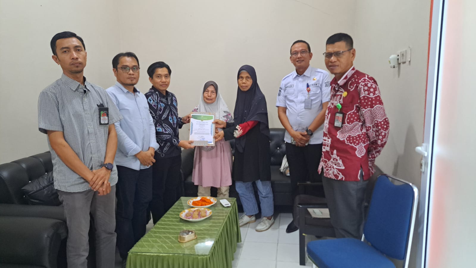 Kemenag Sulsel Serahkan Sertifikat Badal Haji untuk Almarhumah Sapo Panili di Kemenag Pinrang
