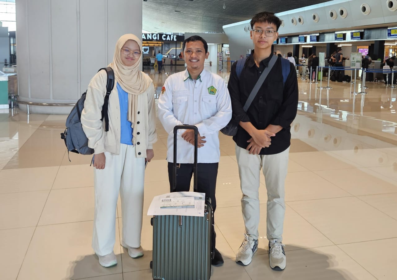 2 wakil MAN IC diantar guru di bandara