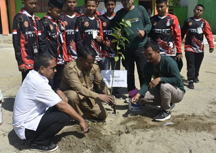 Peringatan Hari Bumi, Menanam Pohon Sebagai Bukti Kepedulian MTs YMPI Rappang terhadap Lingkungan