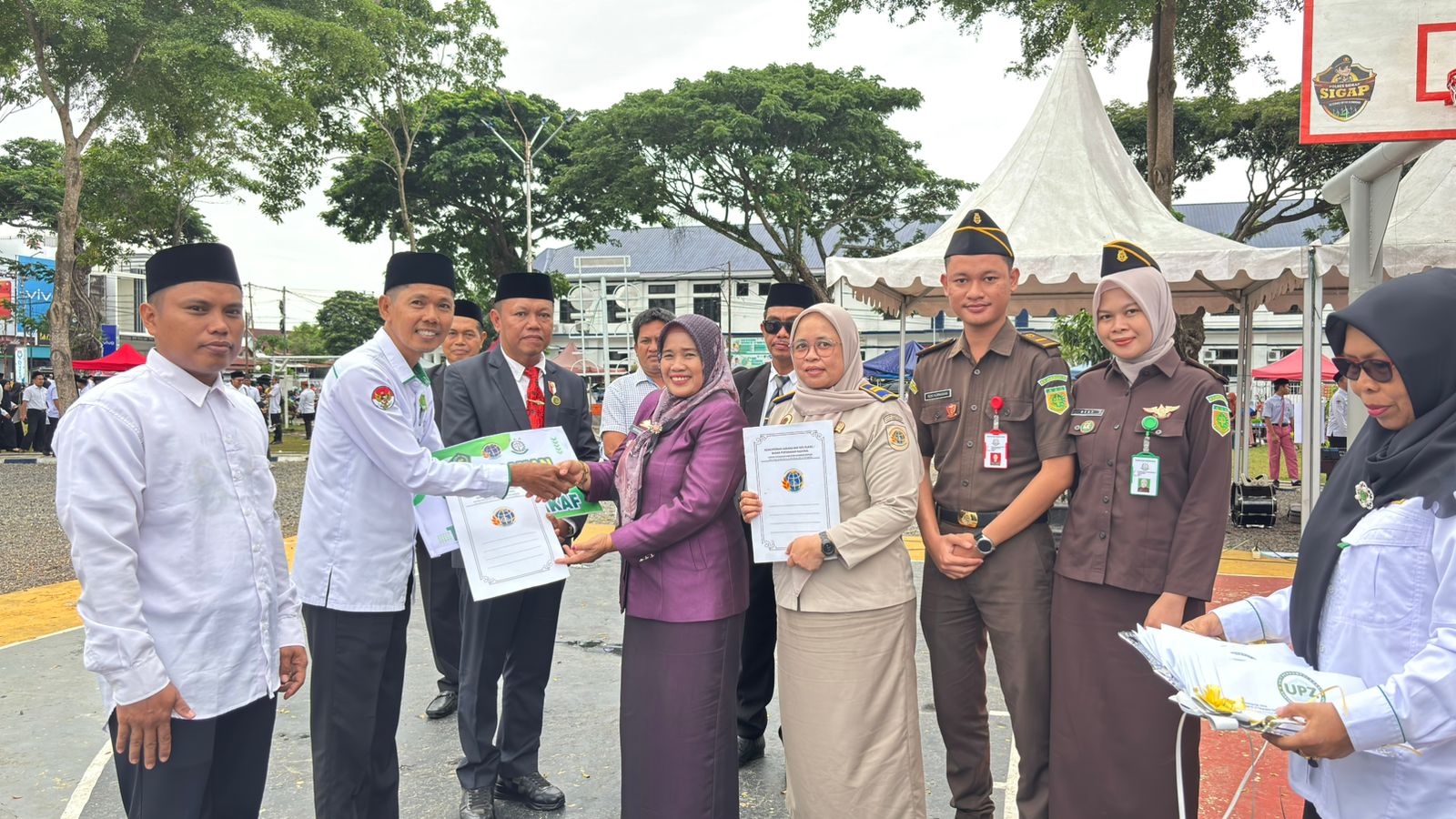 Kemenag Sidrap Serahkan Sertifikat Tanah Wakaf